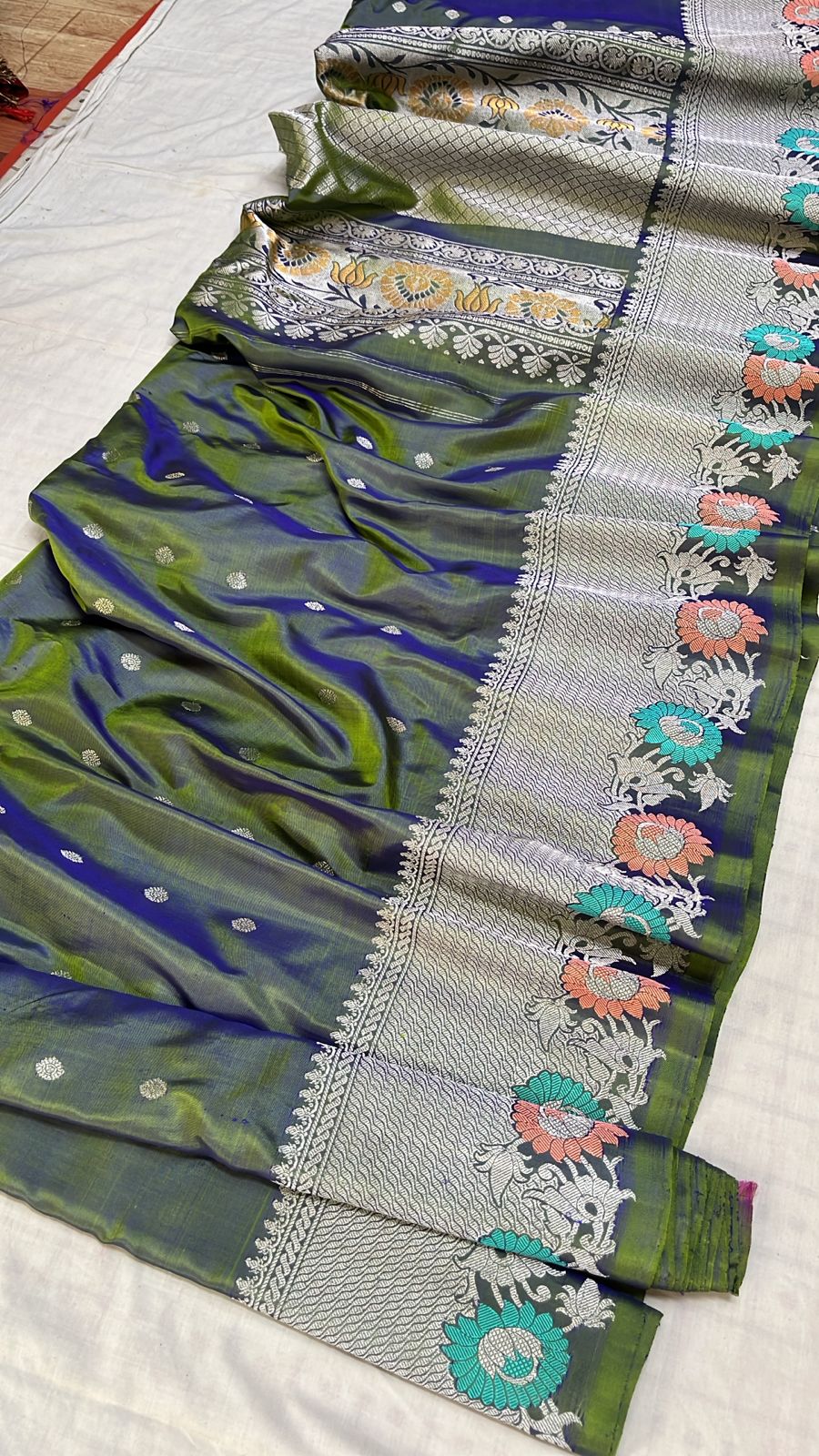 Gadwal Handloom Pure Silk Turning Border Saree