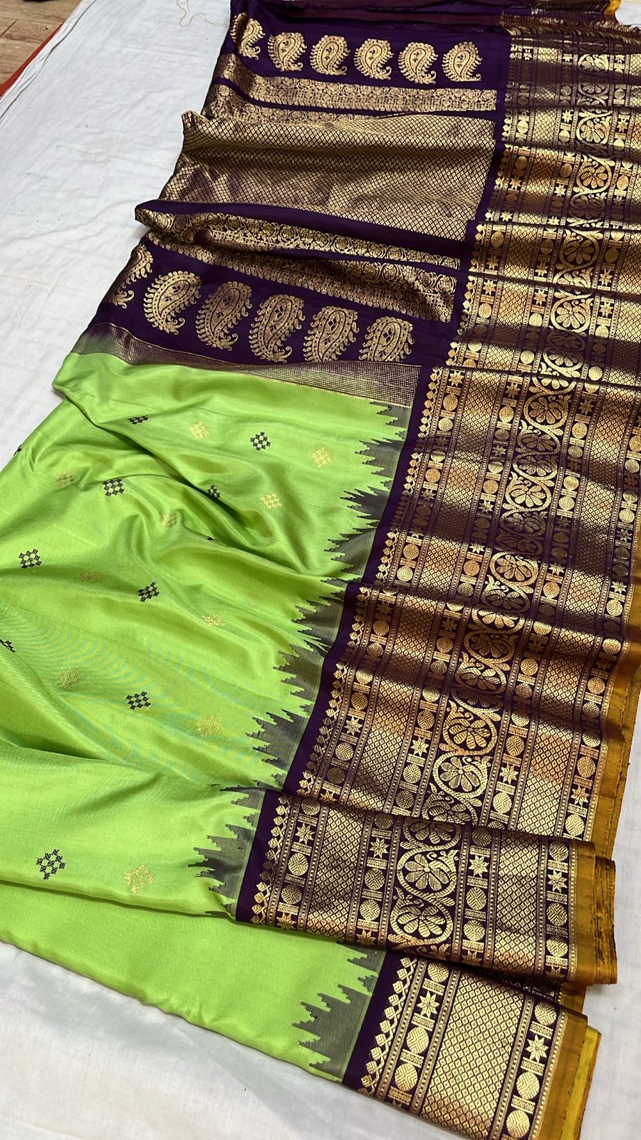 Gadwal Handloom Pure Silk Kanchi Border Saree