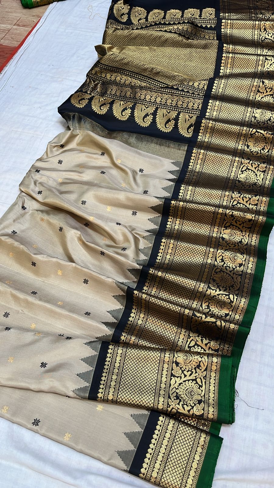 Gadwal Handloom Pure Silk Kanchi Border Saree