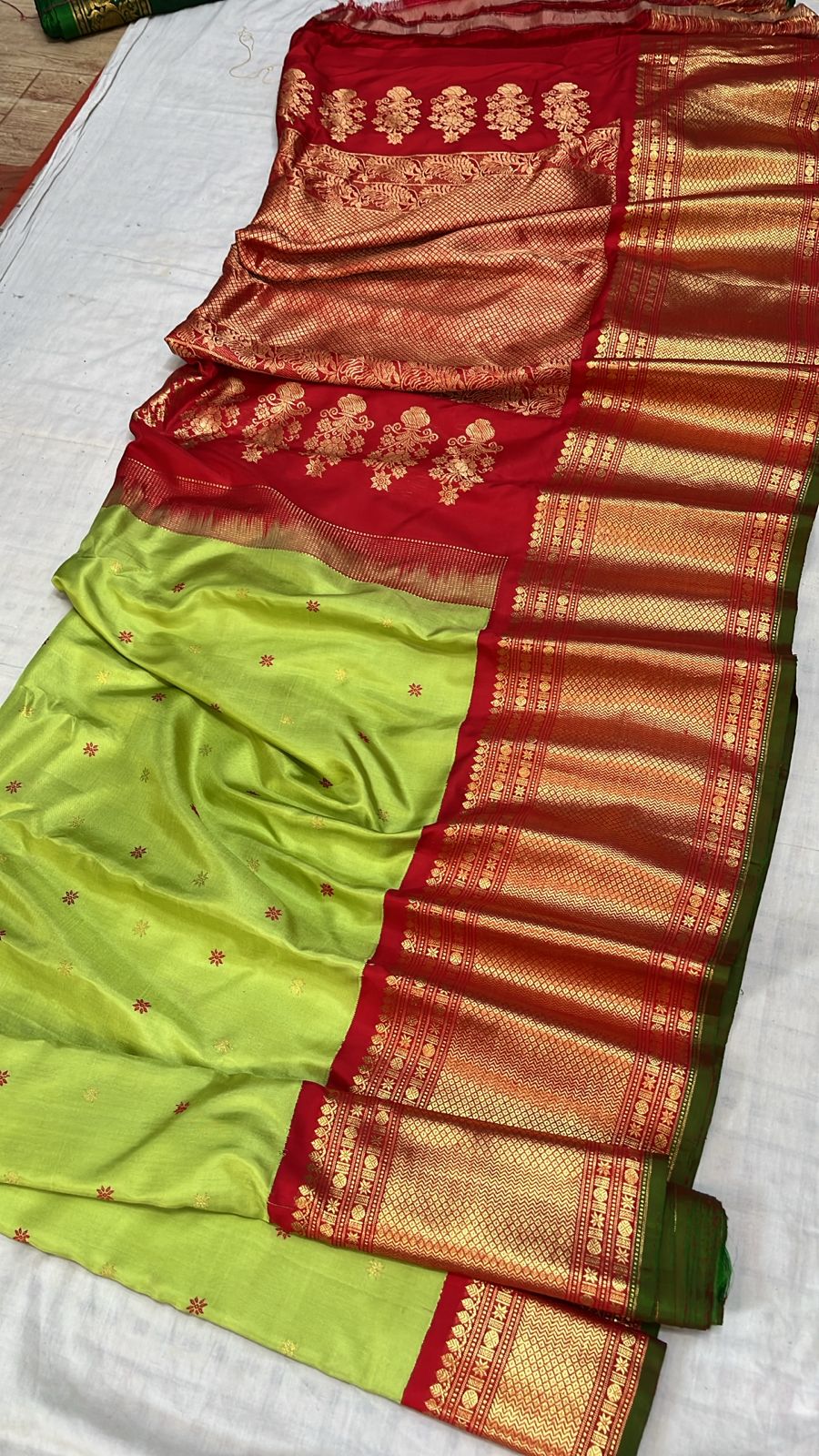 Gadwal Handloom Pure Silk Kanchi Border Saree