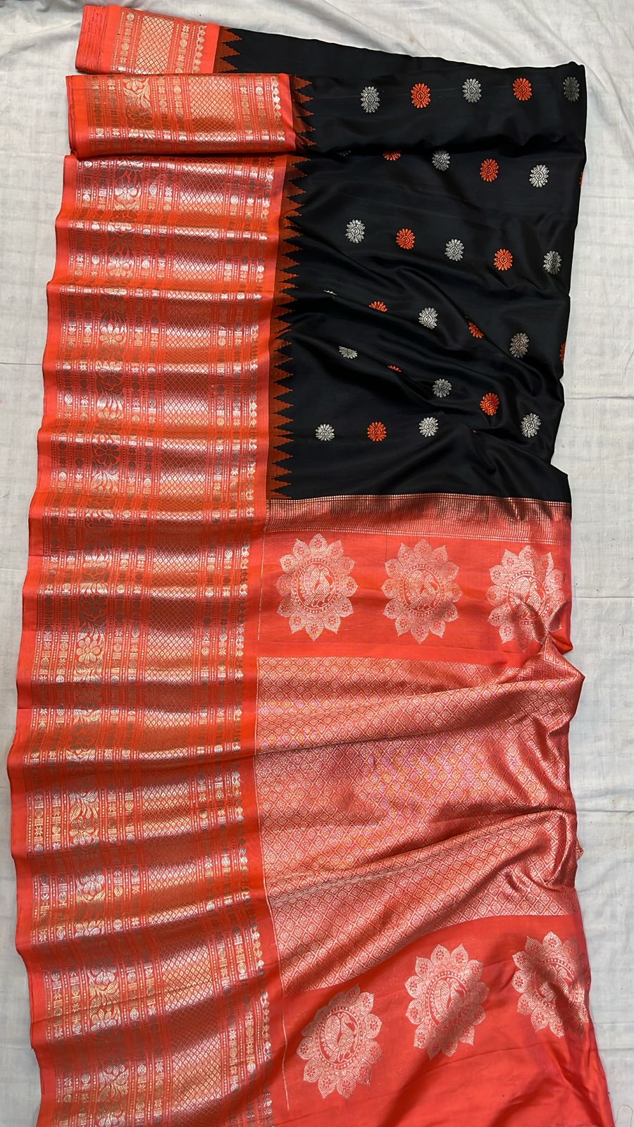 Gadwal Handloom Pure Silk Kanchi Border Saree
