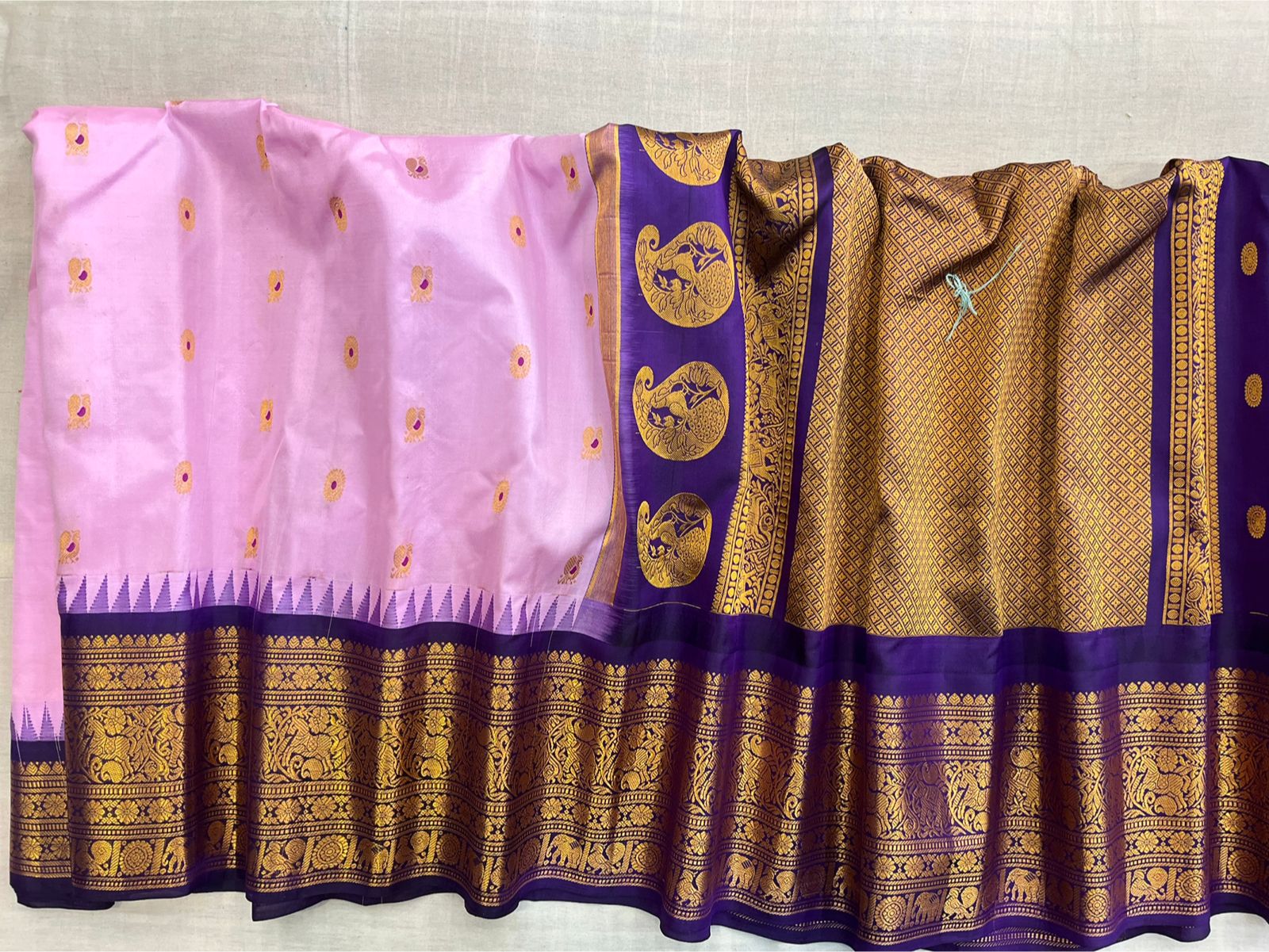 Gadwal Silk Big Border Saree With Contrast Plain Blouse