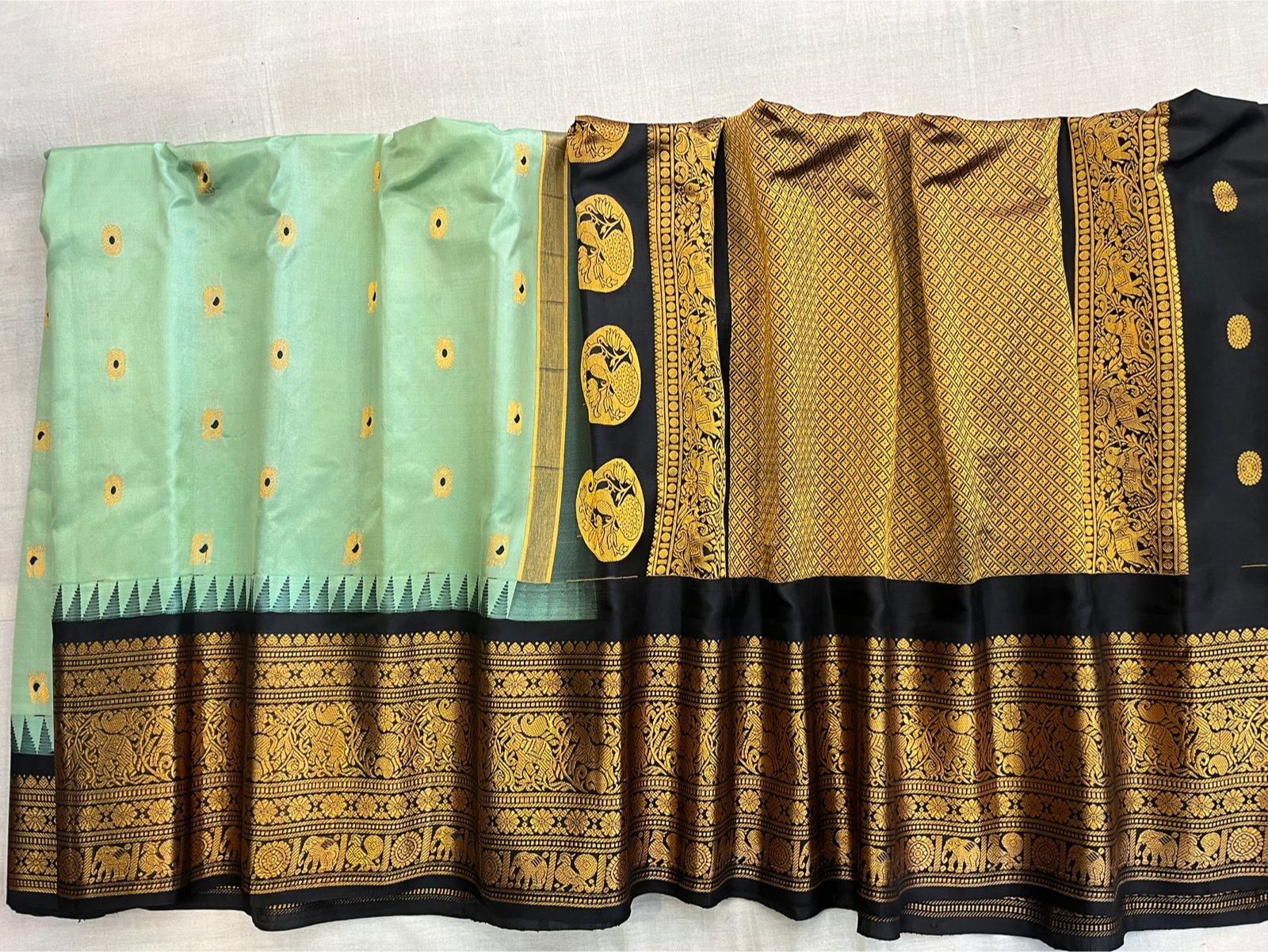 Gadwal Silk Big Border Saree With Contrast Plain Blouse