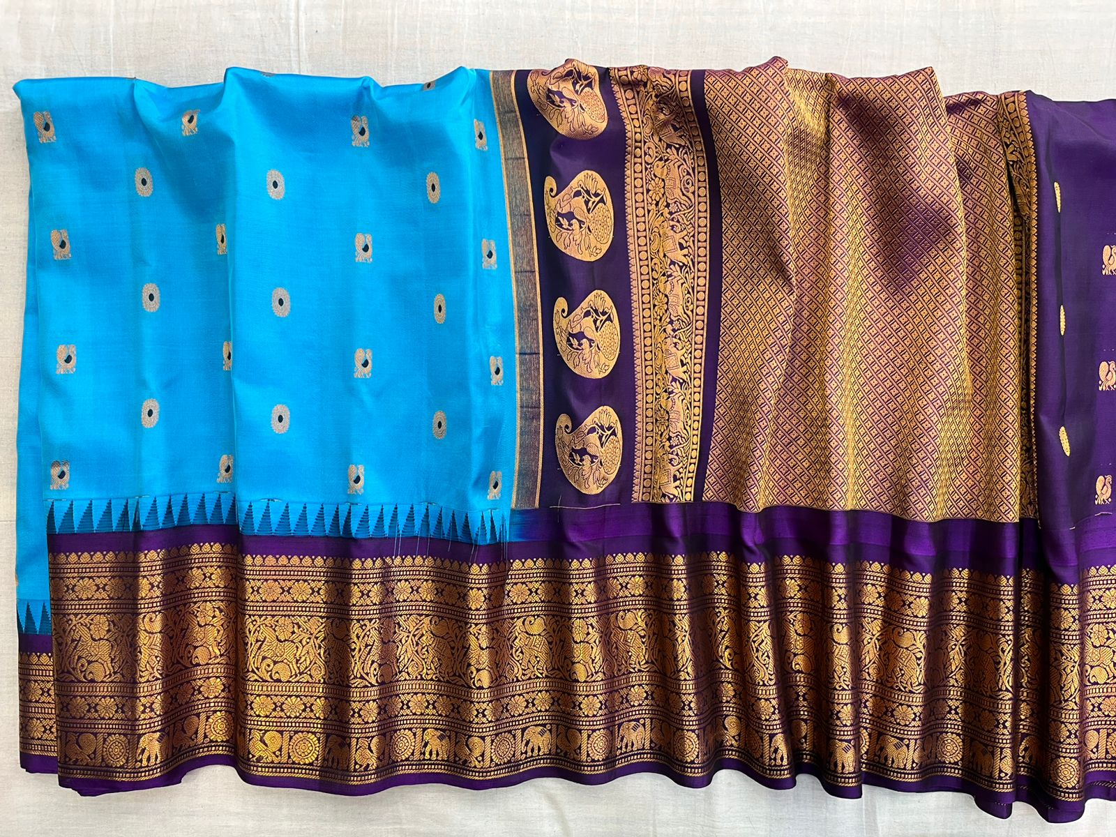 Gadwal Silk Big Border Saree With Contrast Plain Blouse