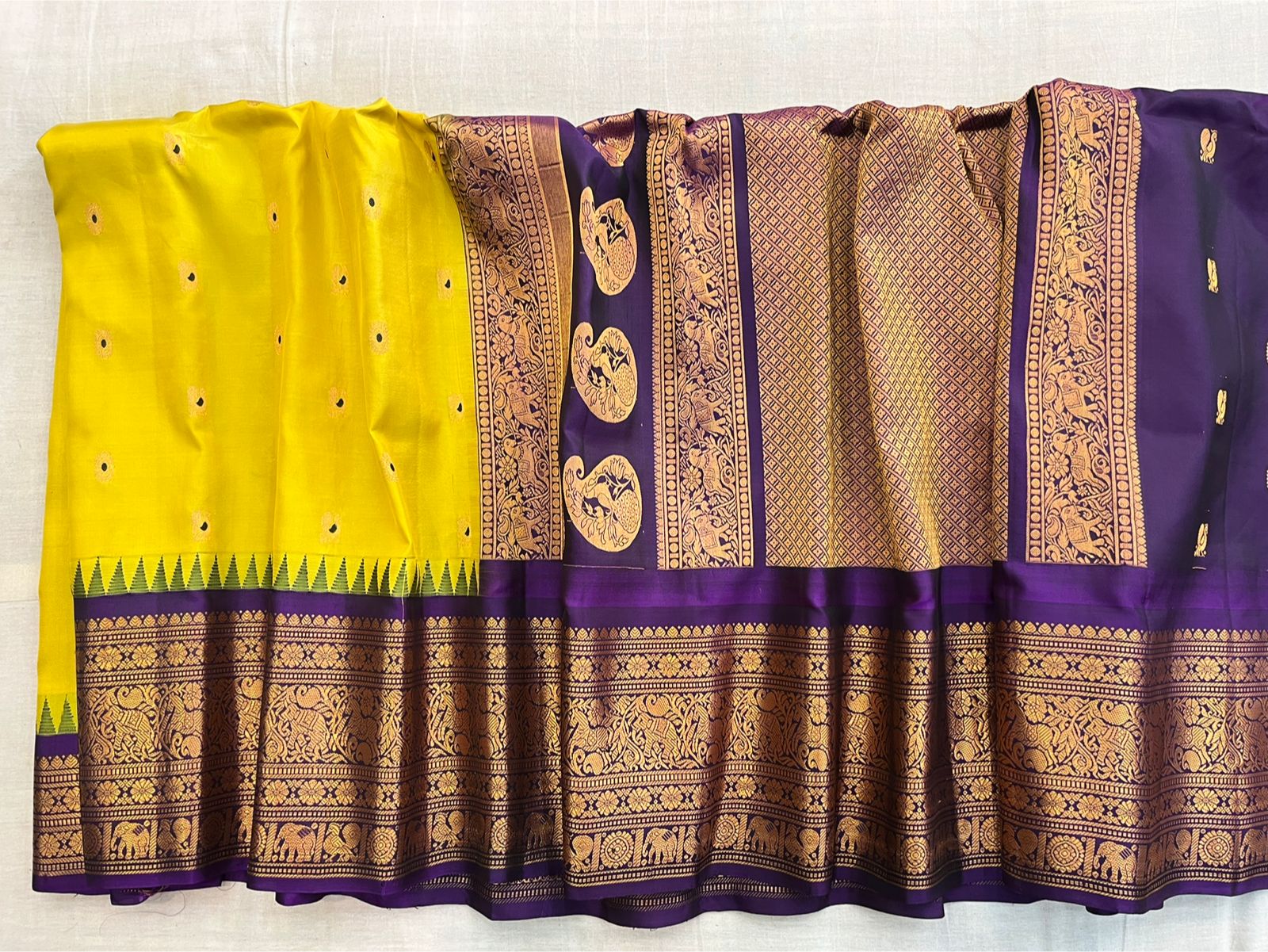 Gadwal Silk Big Border Saree With Contrast Plain Blouse