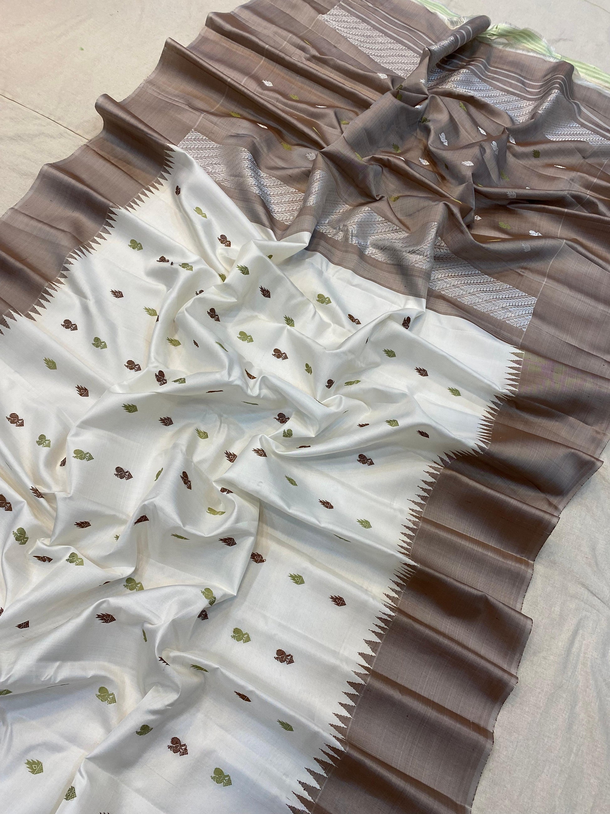 Gadwal Silk Without Zari Saree With Contrast Blouse