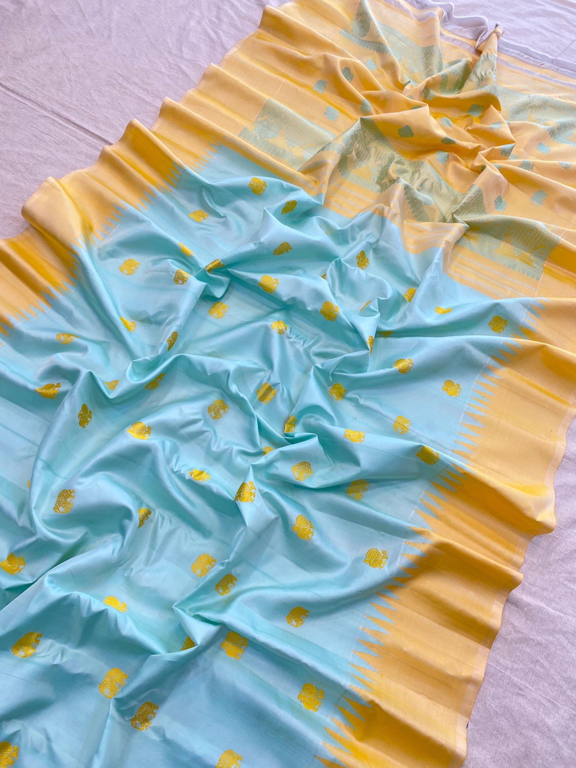 Gadwal Silk Without Zari Saree With Contrast Blouse