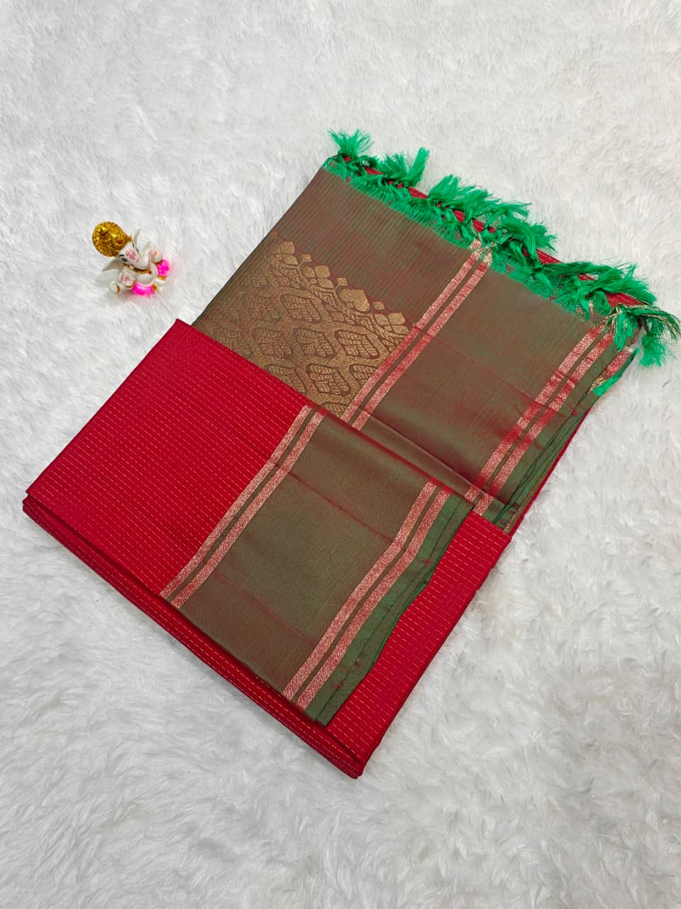 Kanchipuram Soft Silk Small Checks Design Gap Border Saree With Blouse