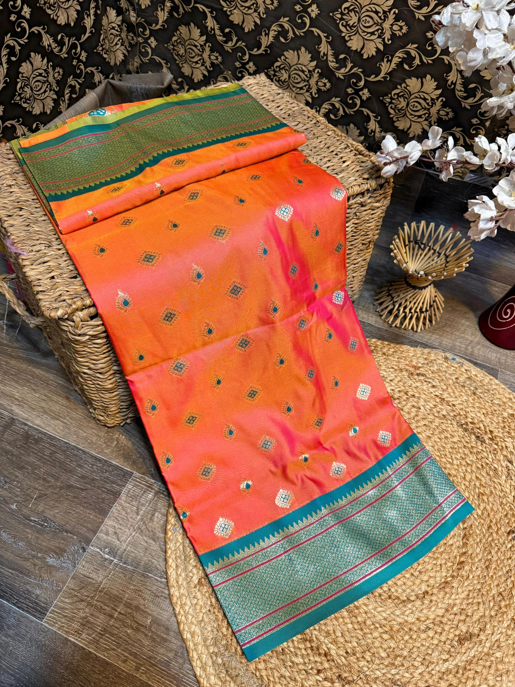 Paithani Shiny Soft Silk Maharani Kadiyal Border Saree With Blouse